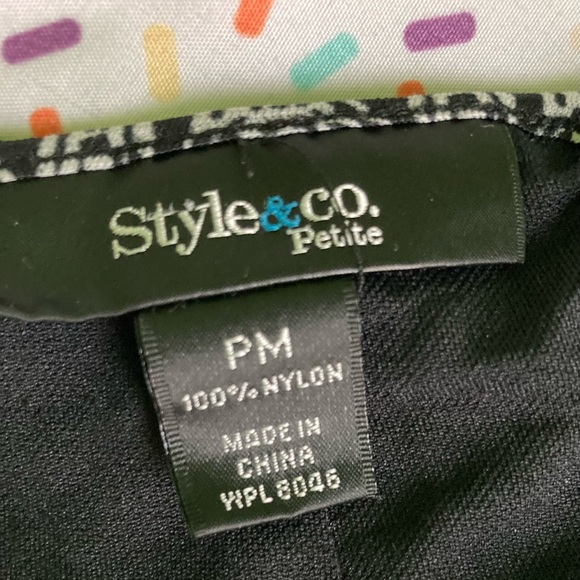 Beautiful Sleeveless Dress - Picture 6 of 6